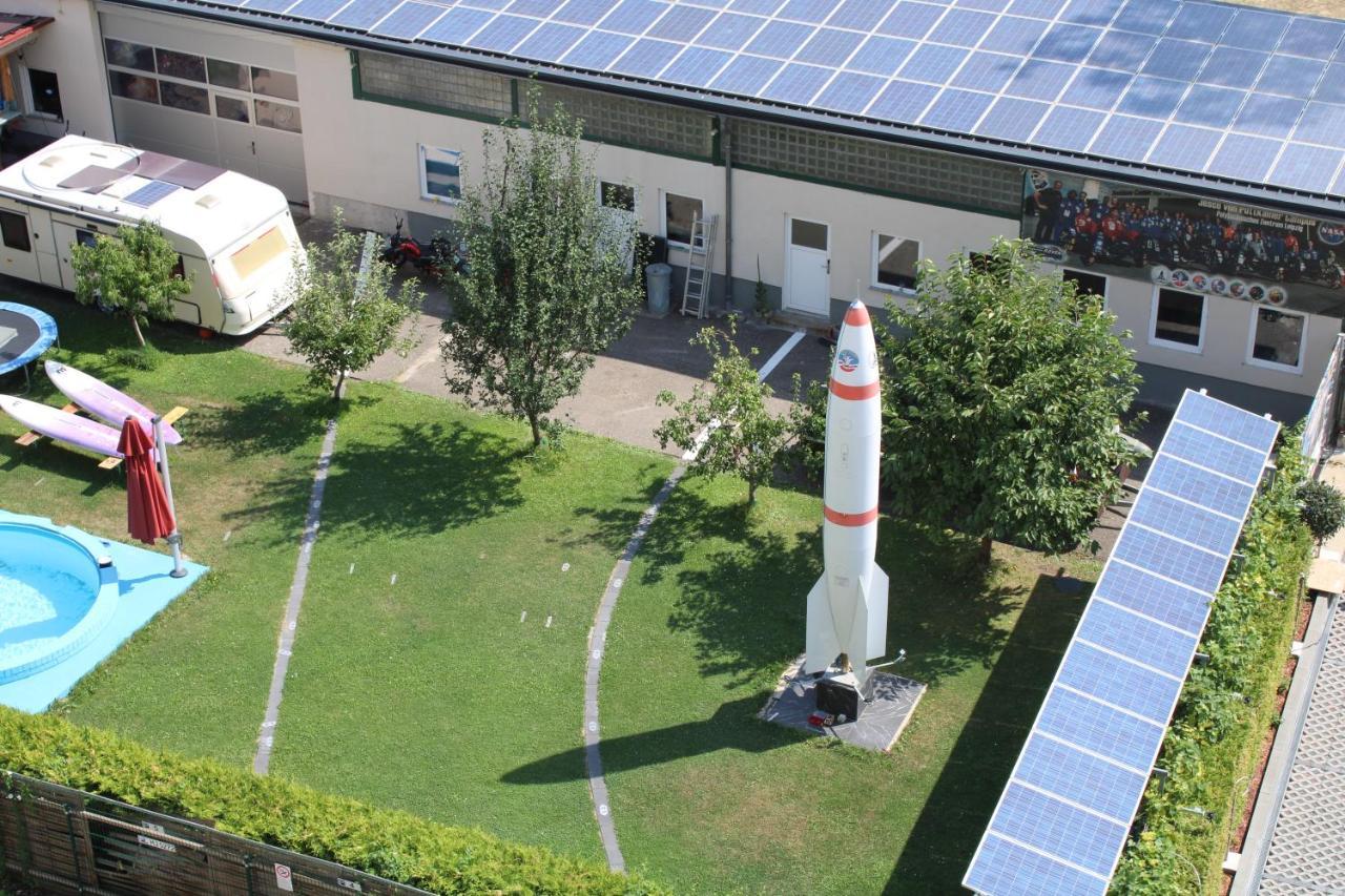 Space Hotel Im Campus Der Jvp Schule Leipzig Bagian luar foto