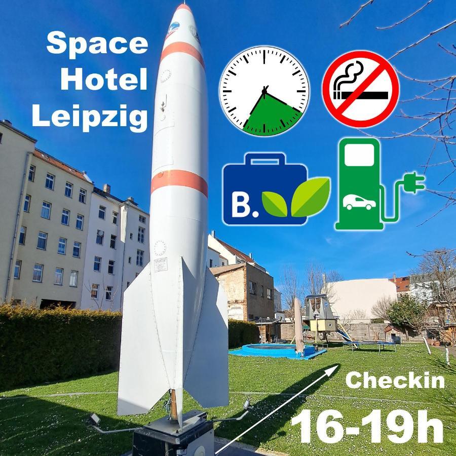 Space Hotel Im Campus Der Jvp Schule Leipzig Bagian luar foto