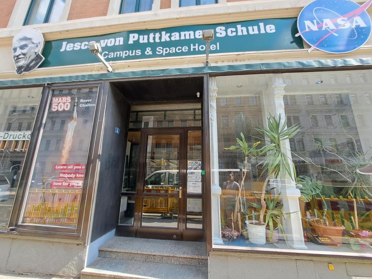 Space Hotel Im Campus Der Jvp Schule Leipzig Bagian luar foto