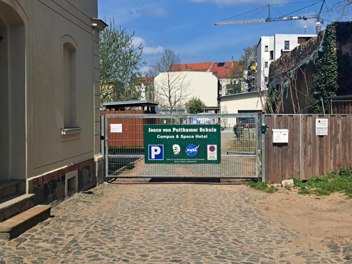 Space Hotel Im Campus Der Jvp Schule Leipzig Bagian luar foto