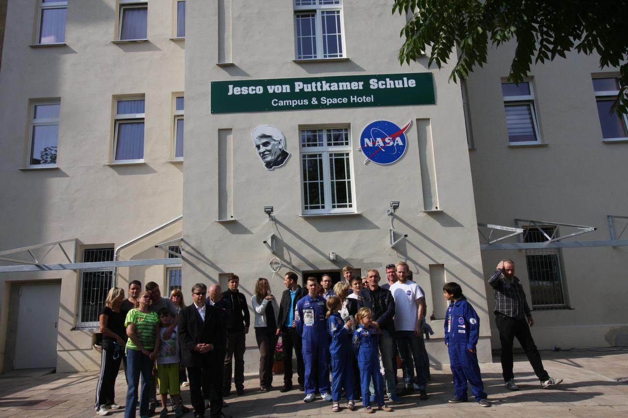 Space Hotel Im Campus Der Jvp Schule Leipzig Bagian luar foto
