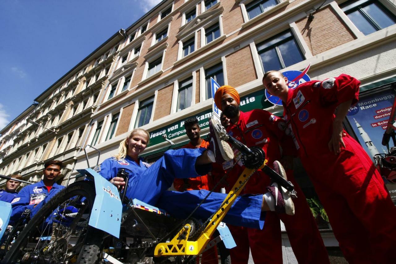 Space Hotel Im Campus Der Jvp Schule Leipzig Bagian luar foto