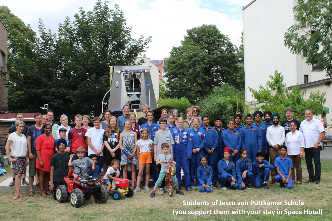 Space Hotel Im Campus Der Jvp Schule Leipzig Bagian luar foto